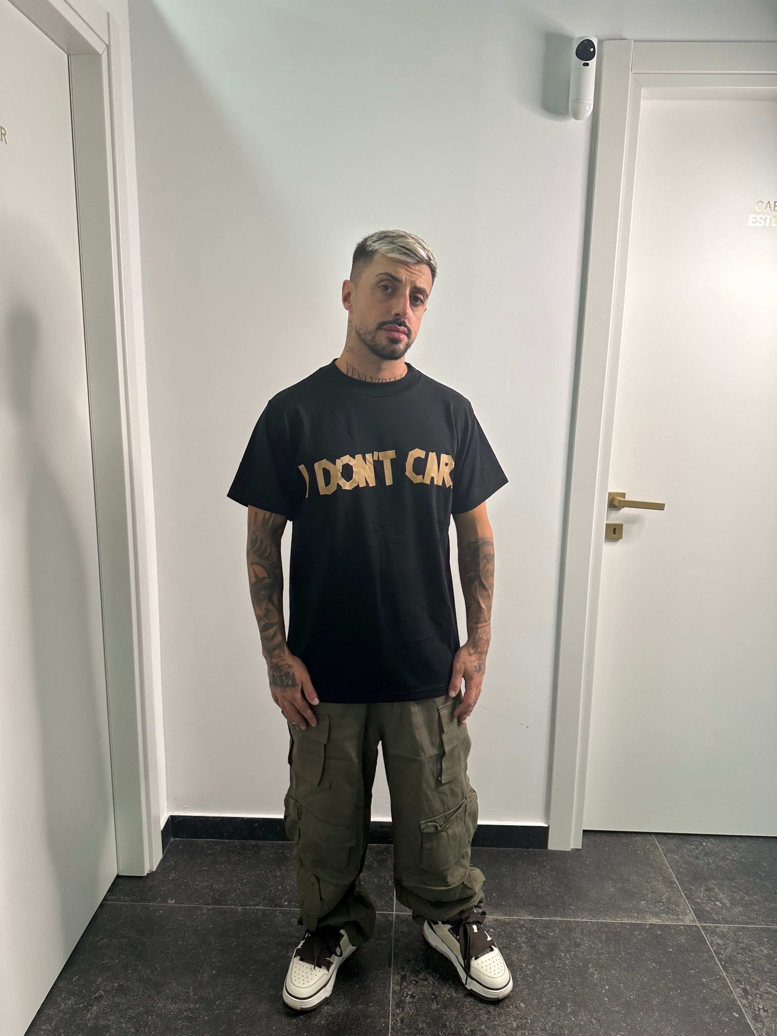 T-shirt “I don’t care” nera