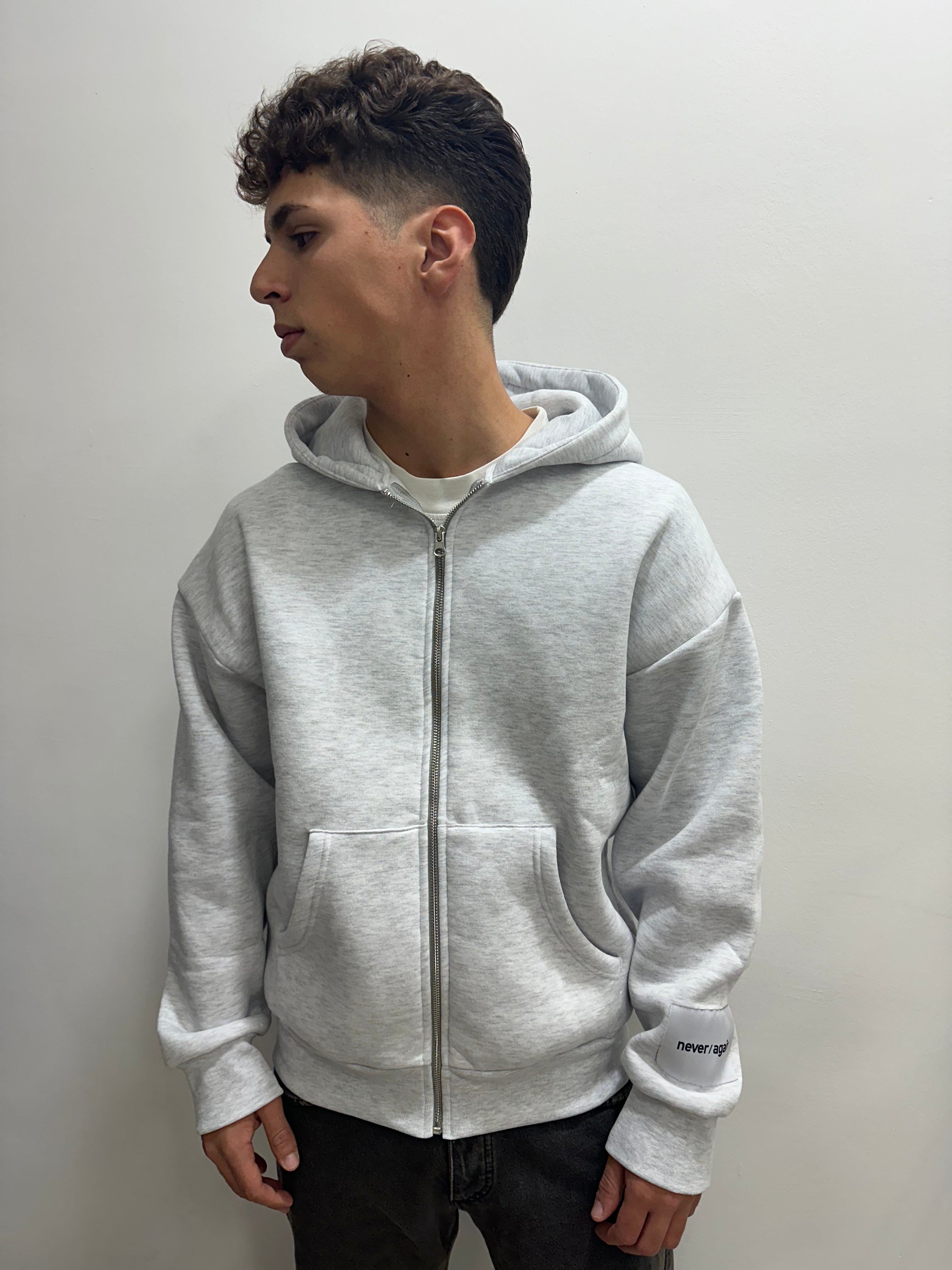 Hoodie zip “never again” grigia